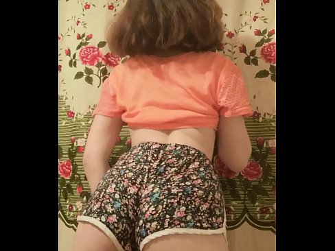 ❤️ Sexy mladá kočka svléká šortky před kamerou. Porno u nás ❤