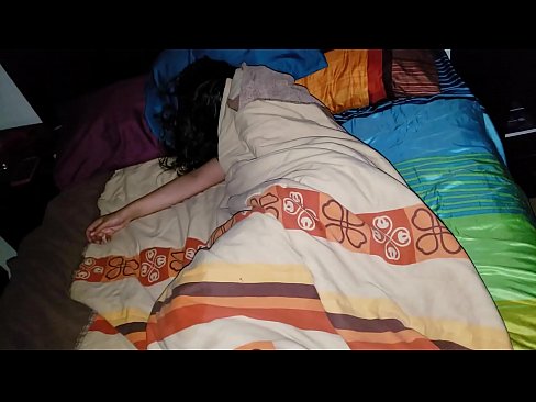 ❤️ Nevlastní syn buzeruje svou mladou nevlastní matku, zatímco ona spí. Porno u nás ❤
